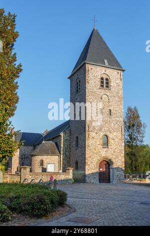 Chiesa romana di San Pietro in catene dell'XI secolo nel villaggio di Wintershoven vicino a Kortessem nella provincia di Limburgo, Belgio Foto Stock