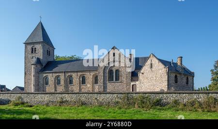 Chiesa romana di San Pietro in catene dell'XI secolo nel villaggio di Wintershoven vicino a Kortessem nella provincia di Limburgo, Belgio Foto Stock