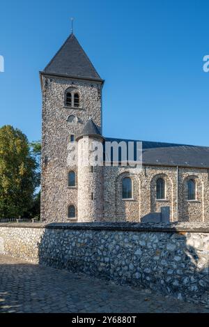 Chiesa romana di San Pietro in catene dell'XI secolo nel villaggio di Wintershoven vicino a Kortessem nella provincia di Limburgo, Belgio Foto Stock