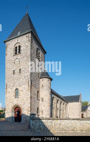 Chiesa romana di San Pietro in catene dell'XI secolo nel villaggio di Wintershoven vicino a Kortessem nella provincia di Limburgo, Belgio Foto Stock