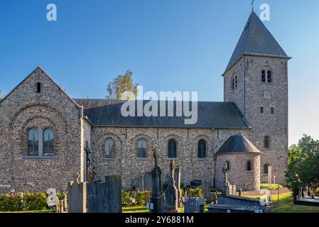 Chiesa romana di San Pietro in catene dell'XI secolo nel villaggio di Wintershoven vicino a Kortessem nella provincia di Limburgo, Belgio Foto Stock