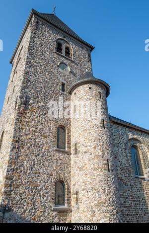 Chiesa romana di San Pietro in catene dell'XI secolo nel villaggio di Wintershoven vicino a Kortessem nella provincia di Limburgo, Belgio Foto Stock