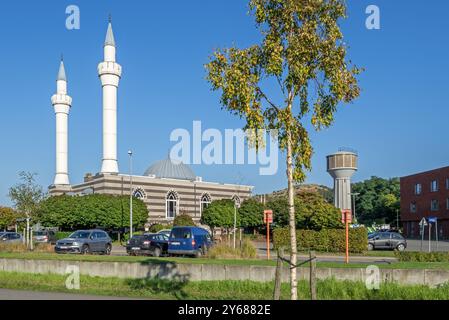 Moschea islamica Fatih-moskee, con due minareti in stile architettonico ottomano nella città di Beringen, provincia di Limburgo, Belgio Foto Stock