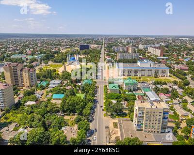 La vista aerea della città di Maykop, la repubblica dell'Adygea del Caucaso settentrionale della Russia, con la strada, i parchi, gli edifici residenziali sovietici. Foto Stock