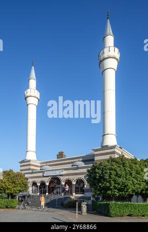 Moschea islamica Fatih-moskee, con due minareti in stile architettonico ottomano nella città di Beringen, provincia di Limburgo, Belgio Foto Stock