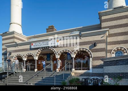 Moschea islamica Fatih-moskee, con due minareti in stile architettonico ottomano nella città di Beringen, provincia di Limburgo, Belgio Foto Stock