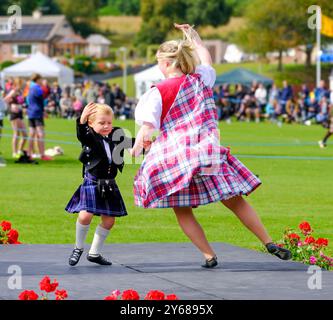 Danza delle Highland al Glenurquhart Highland Gathering and Games, Drumnadrochit Foto Stock