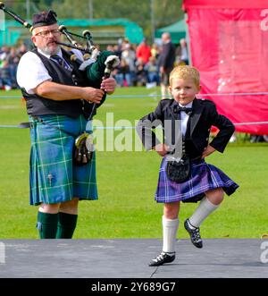 Danza delle Highland al Glenurquhart Highland Gathering and Games, Drumnadrochit Foto Stock