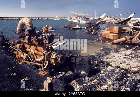 Prima guerra del Golfo: L'8 marzo 1991 distrutta dall'esercito iracheno in fuga, i resti bruciati della flotta di sambuco del Kuwait gettano il vecchio porto delle navi a Kuwait City. Le barche da pesca in legno sono il simbolo nazionale del Kuwait. Foto Stock