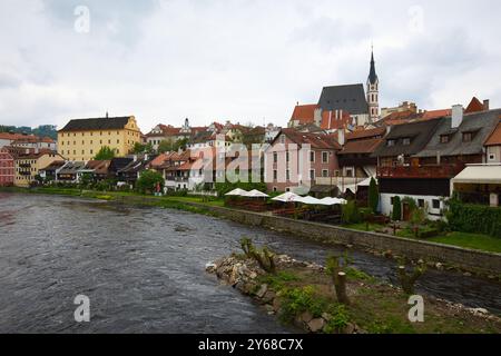 Repubblica Ceca, Český Krumlov - 8 maggio 2024: Vista dal ponte Lazebnický sul fiume Moldava fino alla chiesa di San Vito. Foto Stock