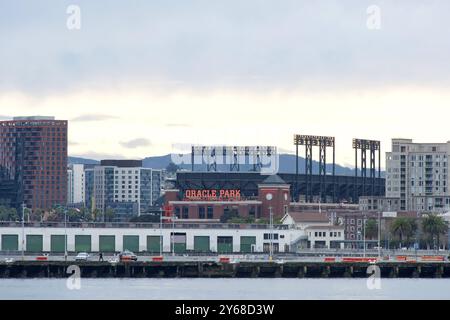 San Francisco, CA - 20 dicembre 2023: Vista di Oracle Park dalla baia. Oracle Park è un campo da baseball situato nel quartiere South Beach di San Fran Foto Stock