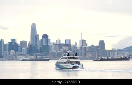 San Francisco, CA - 20 dicembre 2023: Il San Francisco Bay Ferry fornisce servizio passeggeri da Oakland e Alameda al Ferry Building, Pier 41, Ange Foto Stock