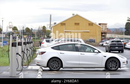 Alameda, CA - 20 dicembre 2023: Punto di ricarica stazione di ricarica EV nel parcheggio del terminal dei traghetti Sea Plane Lagoon. La più grande rete al mondo di EV cha Foto Stock