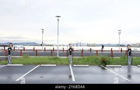 Alameda, CA - 20 dicembre 2023: Punto di ricarica stazione di ricarica EV nel parcheggio del terminal dei traghetti Sea Plane Lagoon. La più grande rete al mondo di EV cha Foto Stock