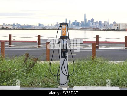 Alameda, CA - 20 dicembre 2023: Punto di ricarica stazione di ricarica EV nel parcheggio del terminal dei traghetti Sea Plane Lagoon. La più grande rete al mondo di EV cha Foto Stock