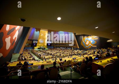 New York, Stati Uniti. 23 settembre 2024. Il presidente ucraino Volodymyr Zelenskyy, si rivolge alla sessione plenaria del Summit of the Future presso la sede delle Nazioni Unite, il 23 settembre 2024 a New York. Credito: Presidenza Ucraina/Ufficio stampa presidenziale ucraino/Alamy Live News Foto Stock