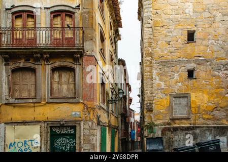 Porto gvs, affacciato su Rua do Souto, l'edificio in primo piano si trova a Rua da Bainharia, Porto, Portogallo Foto Stock