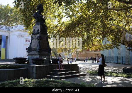Odessa, Ucraina. 22 settembre 2024. Vista generale del monumento allo scrittore russo Alexander Pushkin in Piazza Birzhevaya, che è prevista per essere demolita. A Odessa, hanno intenzione di smantellare e spostare 19 monumenti al fine di rimuovere i simboli della politica imperiale russa. Tra questi vi sono monumenti a Pushkin nel centro di Odesa, modelli dell'ordine di Lenin dalla decima piazza Kvitnya, e la tomba comune delle guardie rosse sul campo di Kulikovo. (Credit Image: © Viacheslav Onyshchenko/SOPA Images via ZUMA Press Wire) SOLO PER USO EDITORIALE! Non per USO commerciale! Foto Stock