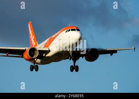 Aereo aereo aereo aereo aereo aereo Jetliner passeggero Jet Airliner EasyJet Airbus A319 atterraggio avvicinamento volo volo volo in avvicinamento anteriore Foto Stock