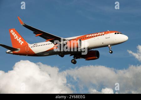 EasyJet Flying Clouds e Sky Foto Stock