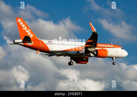 Aereo low-cost Airbus A320 easyJet avvicinamento aereo Praga aereo aereo Jetliner passeggeri Jet Airliner volo contro nuvole su Sky Foto Stock