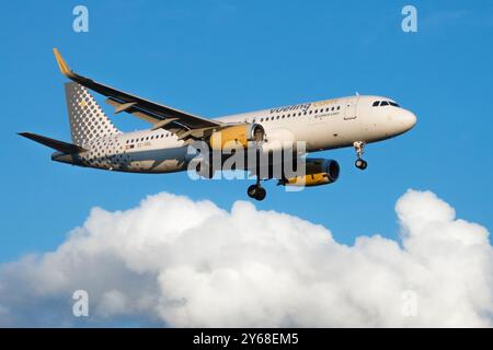 Aereo Vueling Airbus A320 aereo aereo aereo Jetliner passeggero Jet Airliner Air Airways Airline Airlines operava atterraggio avvicinandosi a Praga Foto Stock