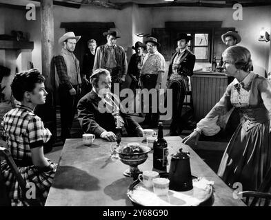 Myron Healy, Gilbert Roland, sul set del film western, 'Apache War Smoke', MGM, 1952 Foto Stock