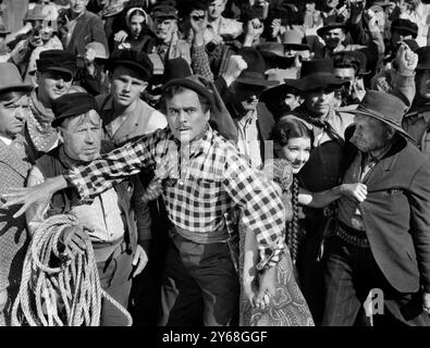 Leo Carrillo (centro in primo piano), Jean Parker (a destra di Carrillo), sul set del film western, "la barriera", Paramount Pictures, 1937 Foto Stock