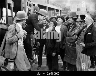 Forrest Stanley, James Gordon, sul set del film muto western, 'Beauty and the Bad Man', Producers Distributing Corporation, 1925 Foto Stock