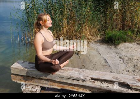 Momenti di pace sul lago nella natura Foto Stock