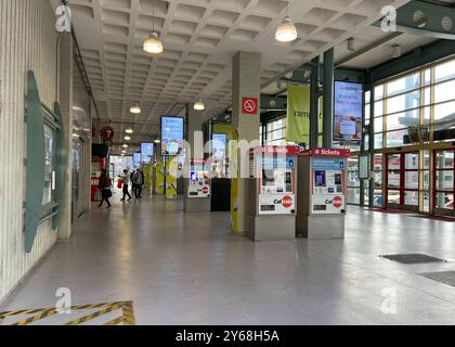 San Francisco, CA - 15 gennaio 2024: Distributori automatici di biglietti Cal Train presso la stazione ferroviaria di 4th e King Street. Una linea ferroviaria per pendolari della California che serve la San Fran Foto Stock