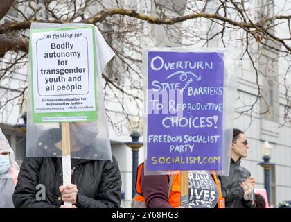 San Francisco, CA - 20 gennaio 2024: I contro-manifestanti si riuniscono davanti alla biblioteca per protestare contro la marcia annuale per la vita, tenendo dei cartelli a sostegno del rappresentante Foto Stock