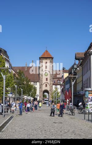 Zona pedonale, via dello shopping con l'Obertor, porta storica della città di Villingen, Villingen-Schwenningen, quartiere della Foresta Nera, Baden-Wuerttemberg Foto Stock