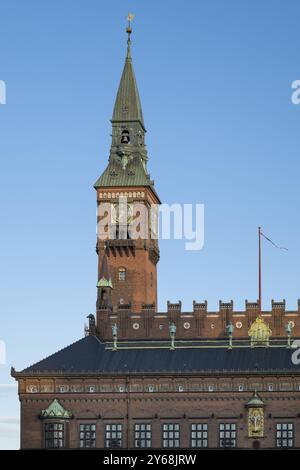 Torre, Municipio in stile romantico nazionale di Martin Nyrop, Piazza del Municipio, Rathausplatz o Radhuspladsen, Copenaghen, Danimarca, Europa Foto Stock