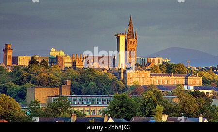 Glasgow, Scozia, Regno Unito. 24 settembre 2024. Meteo nel Regno Unito: Luce rossa del tramonto sulla città. Colore autunnale al sole della tarda sera sull'estremità occidentale e sulla torre gotica dell'università di glasgow. Credit Gerard Ferry/Alamy Live News Foto Stock