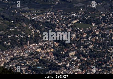 Veduta aerea di Merano, centro storico con chiesa parrocchiale di San Nicola, bagni termali, Hotel Therme Merano, Merano, Merano, alto Adige, Autonomous Pr Foto Stock