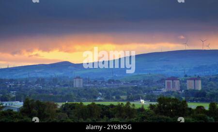 Glasgow, Scozia, Regno Unito. 24 settembre 2024. Meteo nel Regno Unito: Luce rossa del tramonto sulla città. Un aeroporto vuoto di glasgow con linwood e johnstone sullo sfondo. Credit Gerard Ferry/Alamy Live News Foto Stock