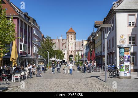 Zona pedonale, via dello shopping con l'Obertor, porta storica della città di Villingen, Villingen-Schwenningen, quartiere della Foresta Nera, Baden-Wuerttemberg Foto Stock