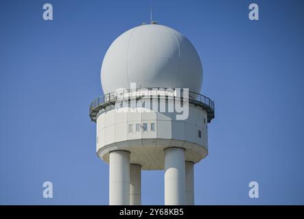 Radar tower, Tempelhof Airport, Tempelhof, Berlino, Germania, Europa Foto Stock