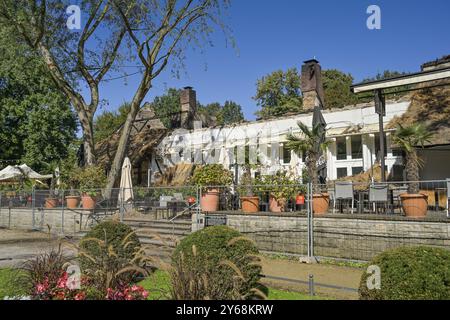 Rovina, casa da tè bruciata, giardino inglese, parco, Grosser Tiergarten, Tiergarten, Mitte, Berlino, Germania, Europa Foto Stock