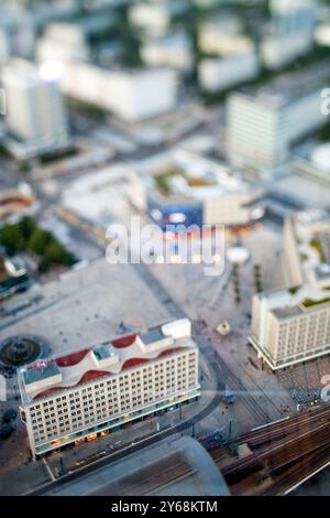 La prospettiva aerea di Alexanderplatz cattura un effetto di miniaturizzazione unico, che mostra il vibrante cuore di Berlino. Foto Stock