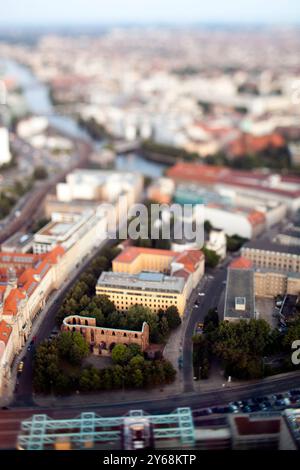 Le rovine di Franziskaner-Klosterkirche appaiono in miniatura in questa vista aerea di Berlin Mitte, che mostra la distinta architettura della città. Foto Stock