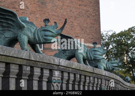 Statue in bronzo, draghi di fronte al Radhus, Municipio, Copenaghen, Danimarca, Europa Foto Stock