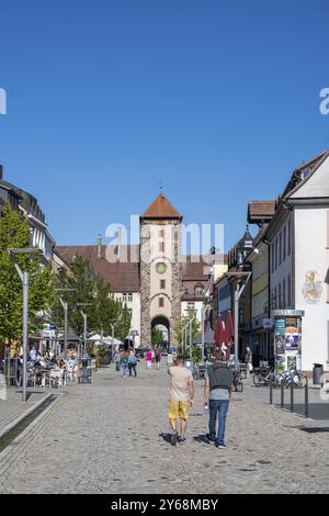 Zona pedonale, via dello shopping con l'Obertor, porta storica della città di Villingen, Villingen-Schwenningen, quartiere della Foresta Nera, Baden-Wuerttemberg Foto Stock