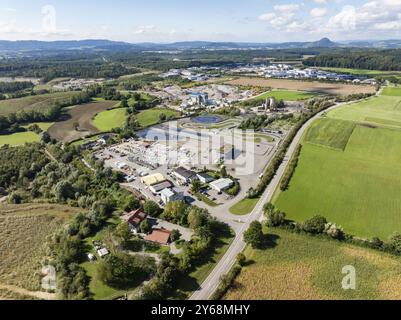 Vista aerea di una cava di ghiaia, area di estrazione della ghiaia, lavori di lavorazione della ghiaia, centro di sicurezza ADAC, impianto di trattamento delle acque reflue, impianto di miscelazione dell'asfalto e buildi Foto Stock