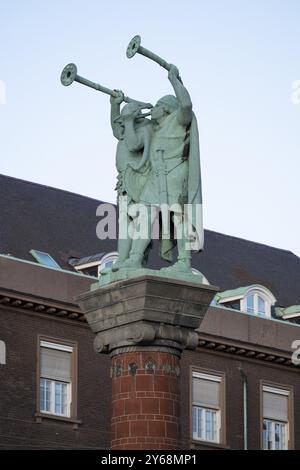 Lurspieler, trombe antiche, scultura in bronzo su colonna di terracotta, Piazza del Municipio, Rathausplatz o Radhuspladsen, Copenaghen, Danimarca, Europa Foto Stock