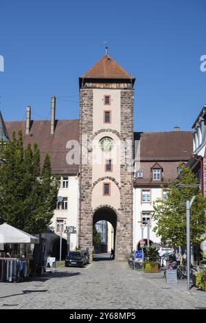 Zona pedonale, via dello shopping con l'Obertor, porta storica della città di Villingen, Villingen-Schwenningen, quartiere della Foresta Nera, Baden-Wuerttemberg Foto Stock