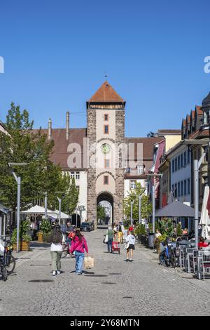 Zona pedonale, via dello shopping con l'Obertor, porta storica della città di Villingen, Villingen-Schwenningen, quartiere della Foresta Nera, Baden-Wuerttemberg Foto Stock