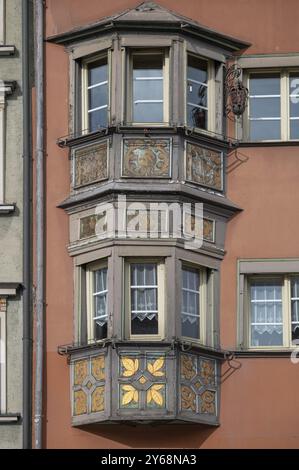 Storica finestra a due piani su un edificio residenziale, Rottweil, Baden-Wuerttemberg, Germania, Europa Foto Stock