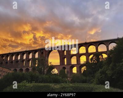 Il ponte della valle di Goeltzsch, un imponente viadotto in mattoni che si estende maestosamente sulla valle di Goeltzsch. Il ponte è costituito da diversi archi e. Foto Stock